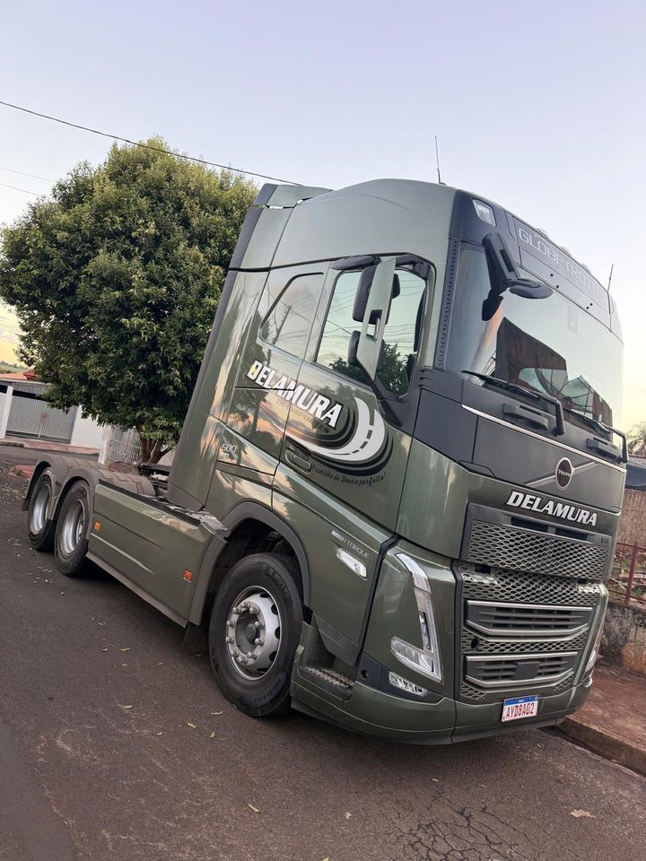Volvo FH verde da Delamura Transportes